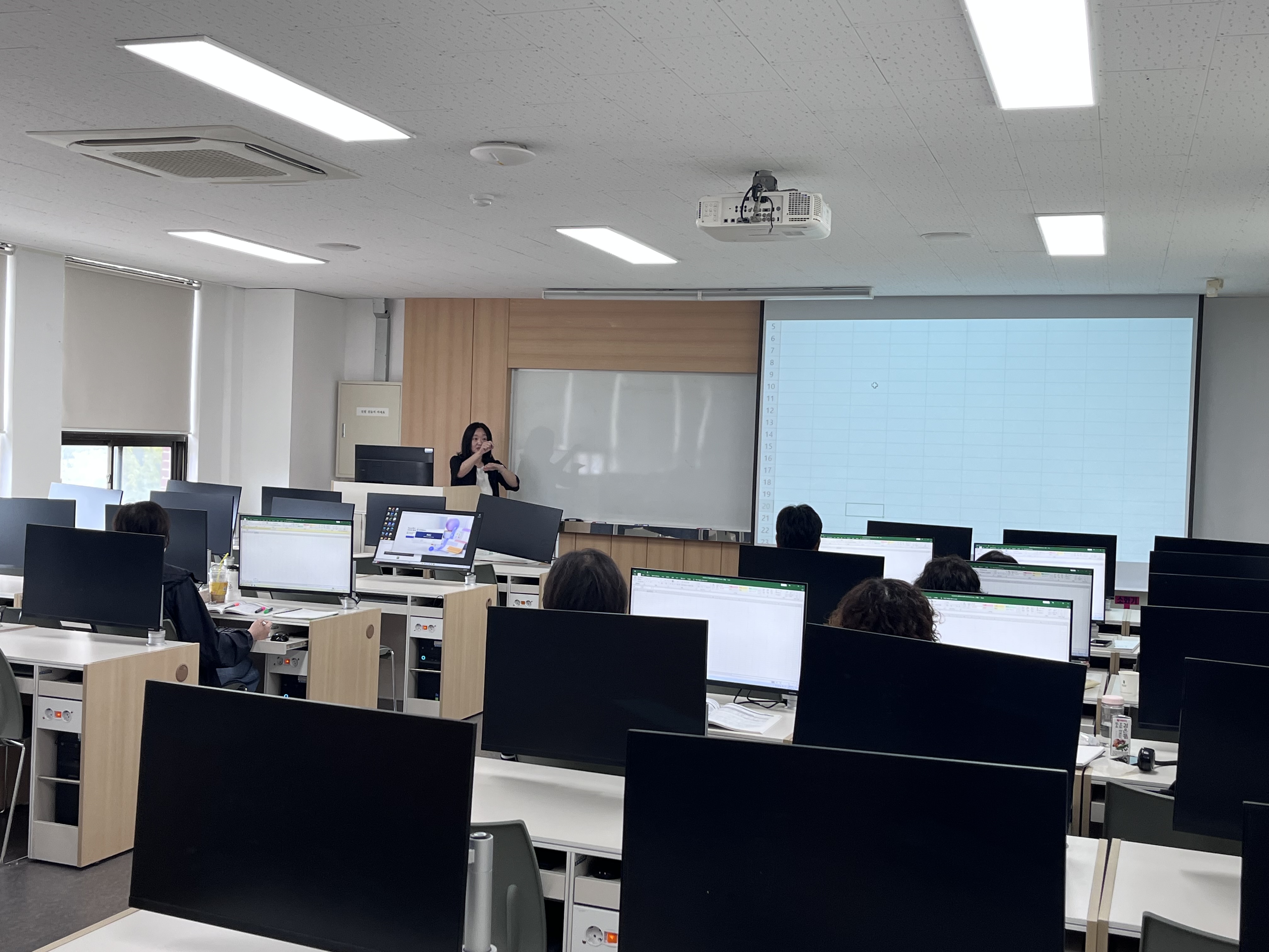 250918 ITQ 엑셀 특강 사진 4.jpg