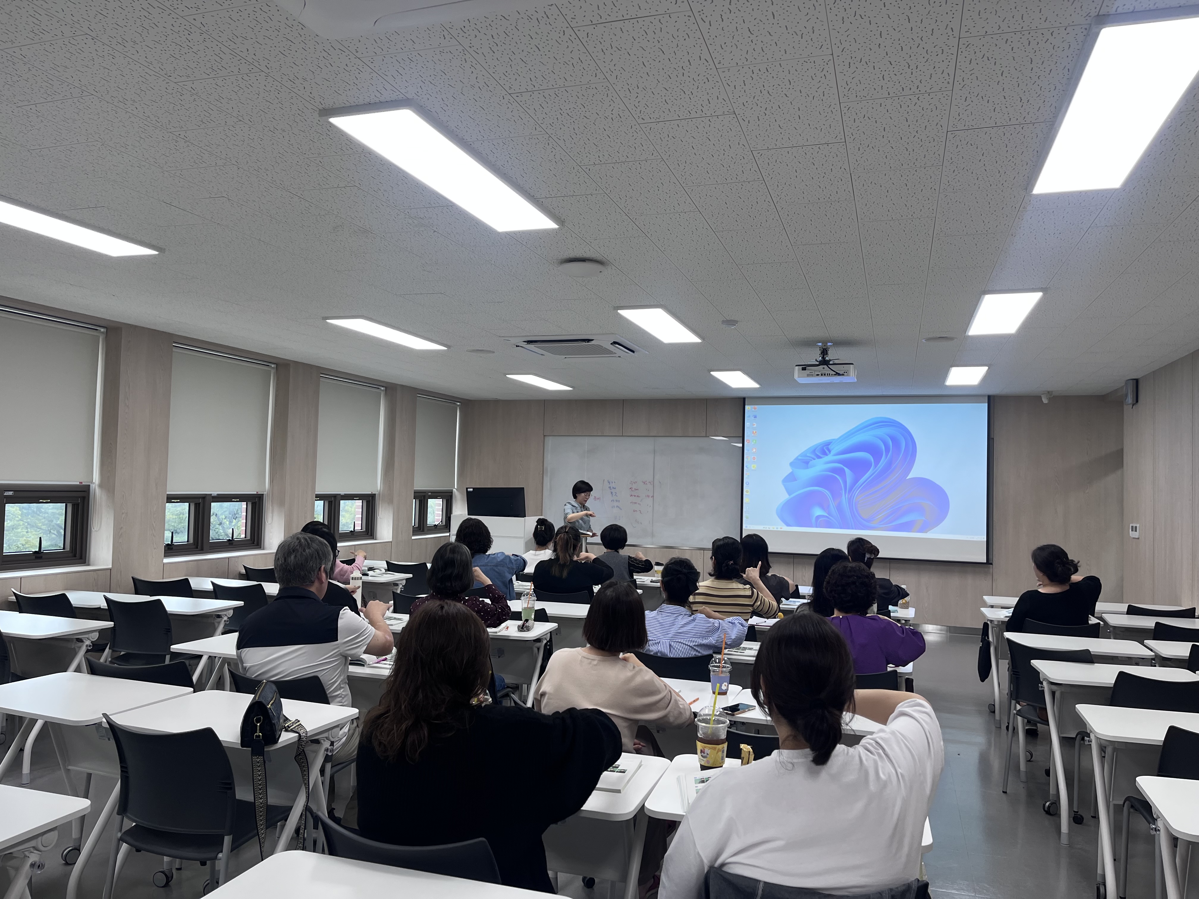 251002 수어 기초반 주간반 사진 8.jpg