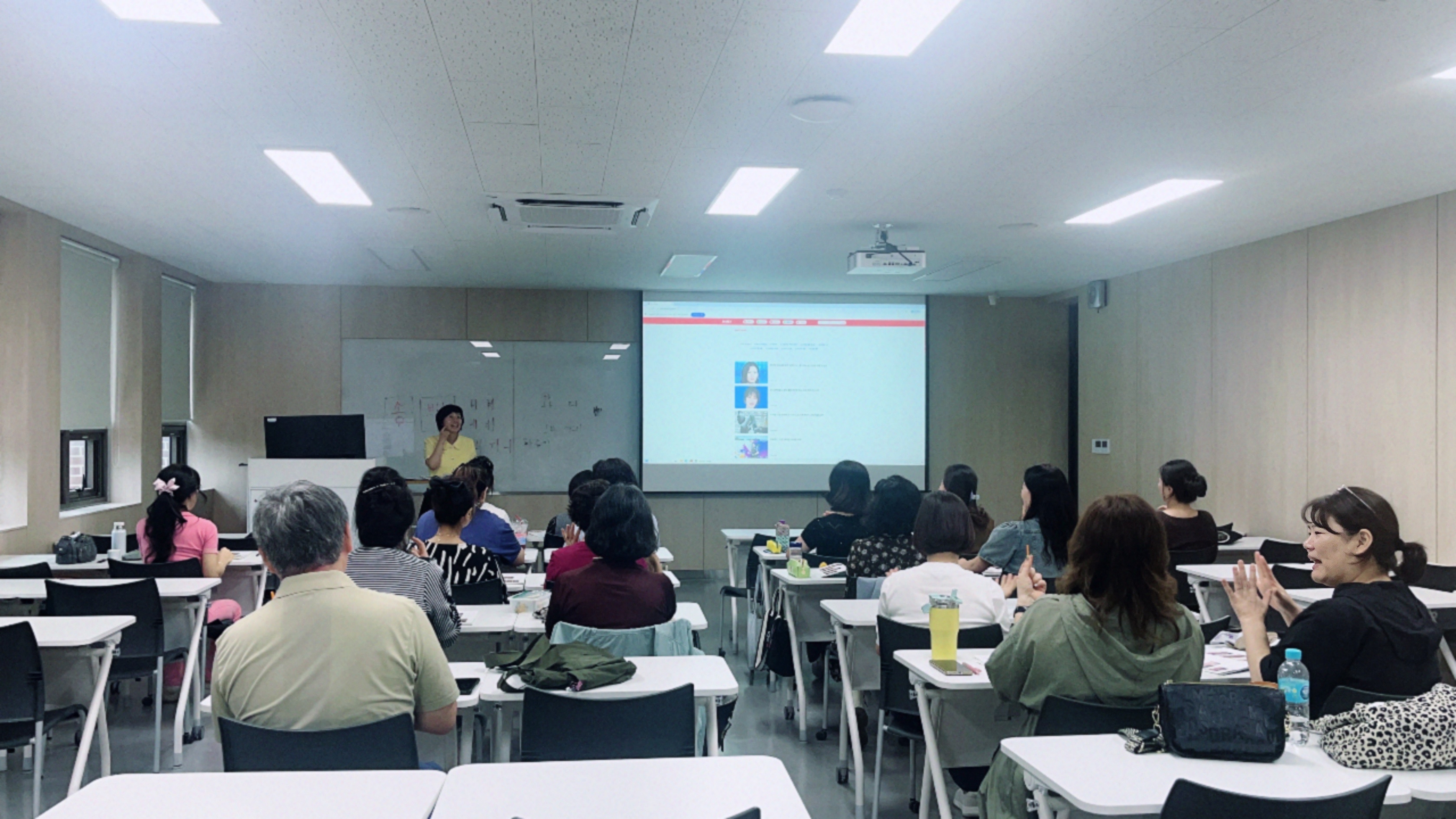 250925 수어기초과정 주간반 사진 7.jpg