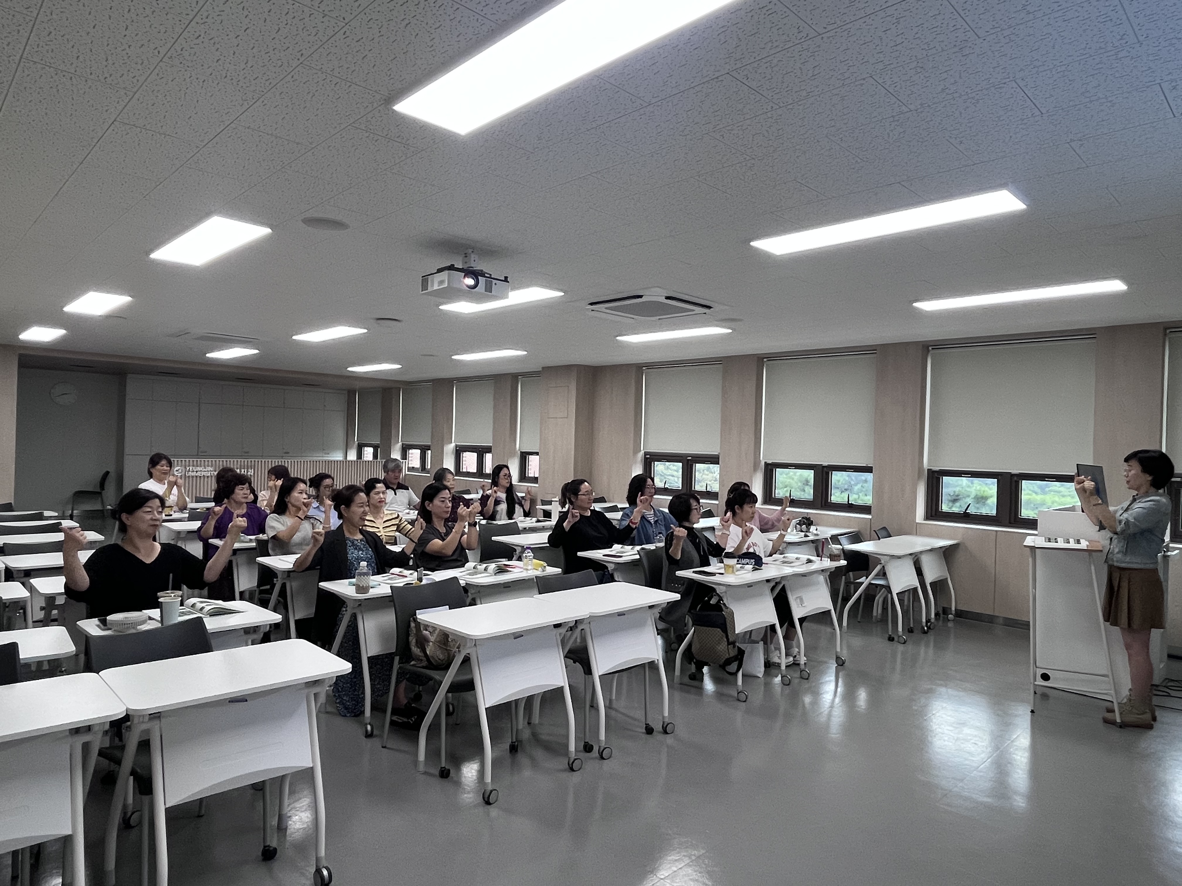 251002 수어 기초반 주간반 사진 7.jpg