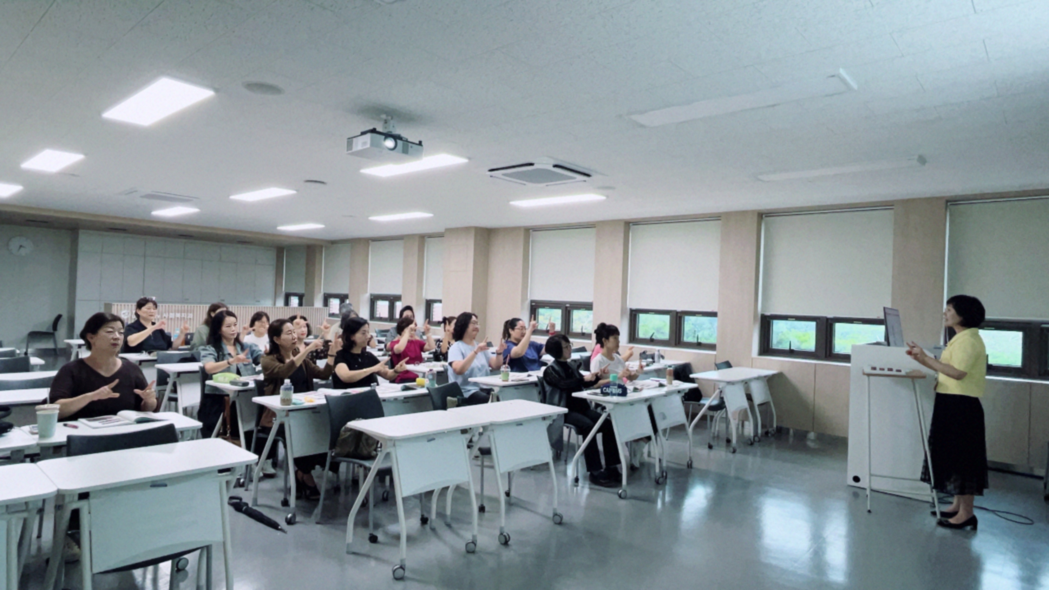 250925 수어기초과정 주간반 사진 14.jpg