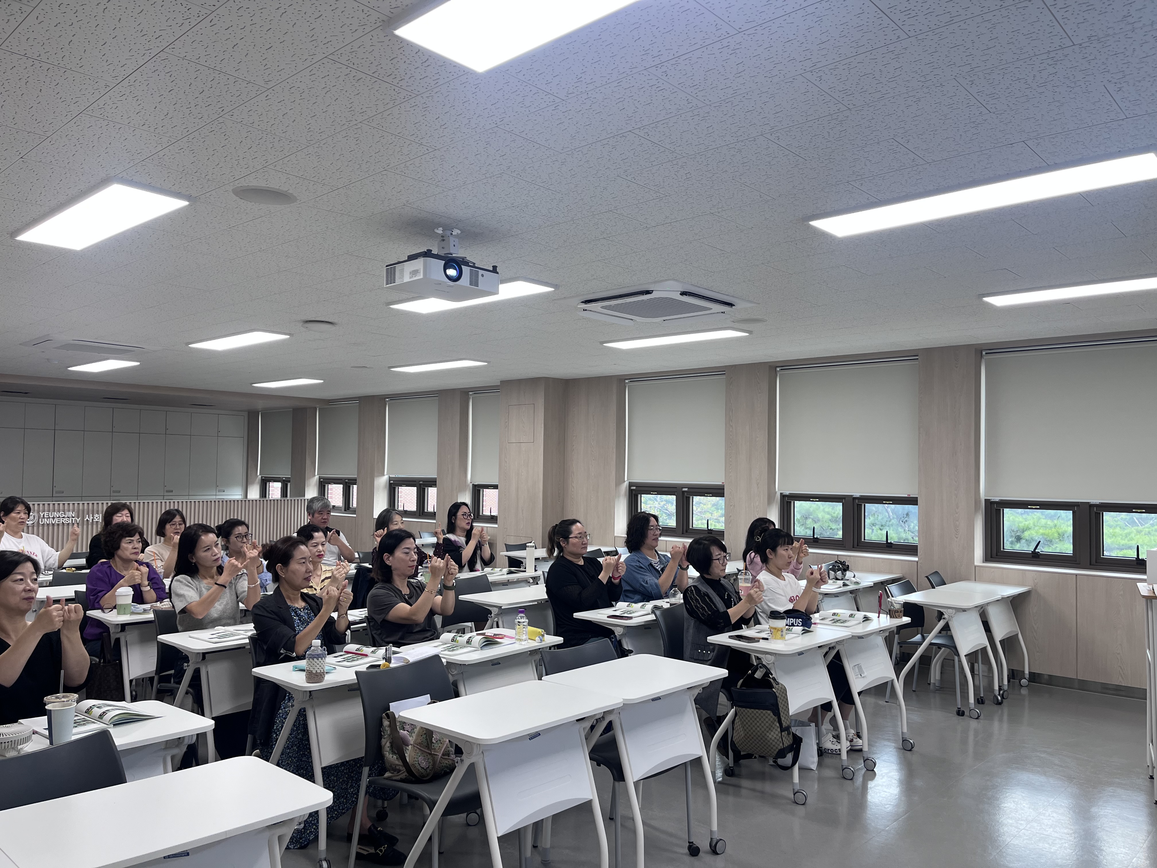 251002 수어 기초반 주간반 사진 5.jpg