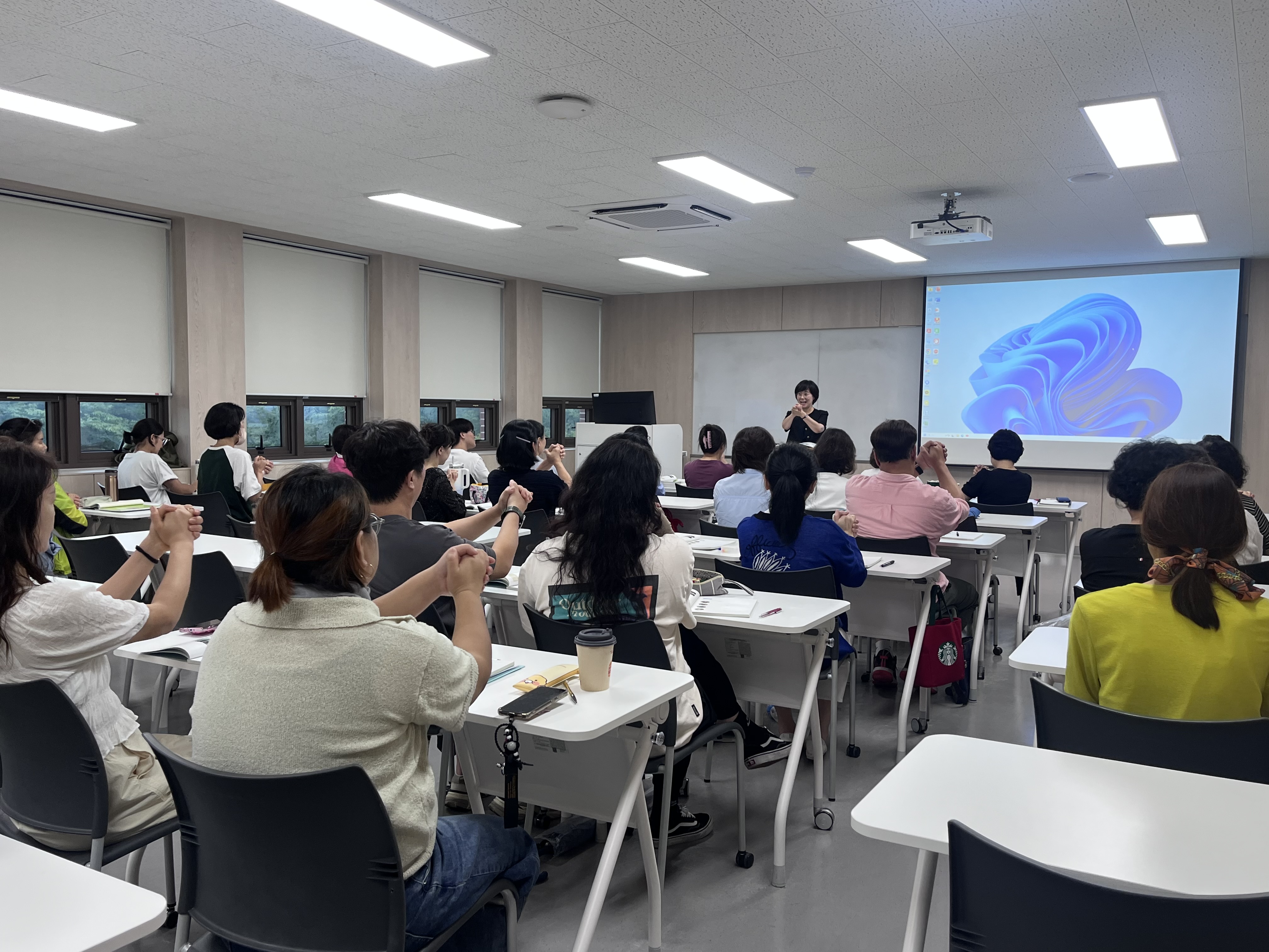 250913 수어 기초 과정 토요반 사진 12.jpg