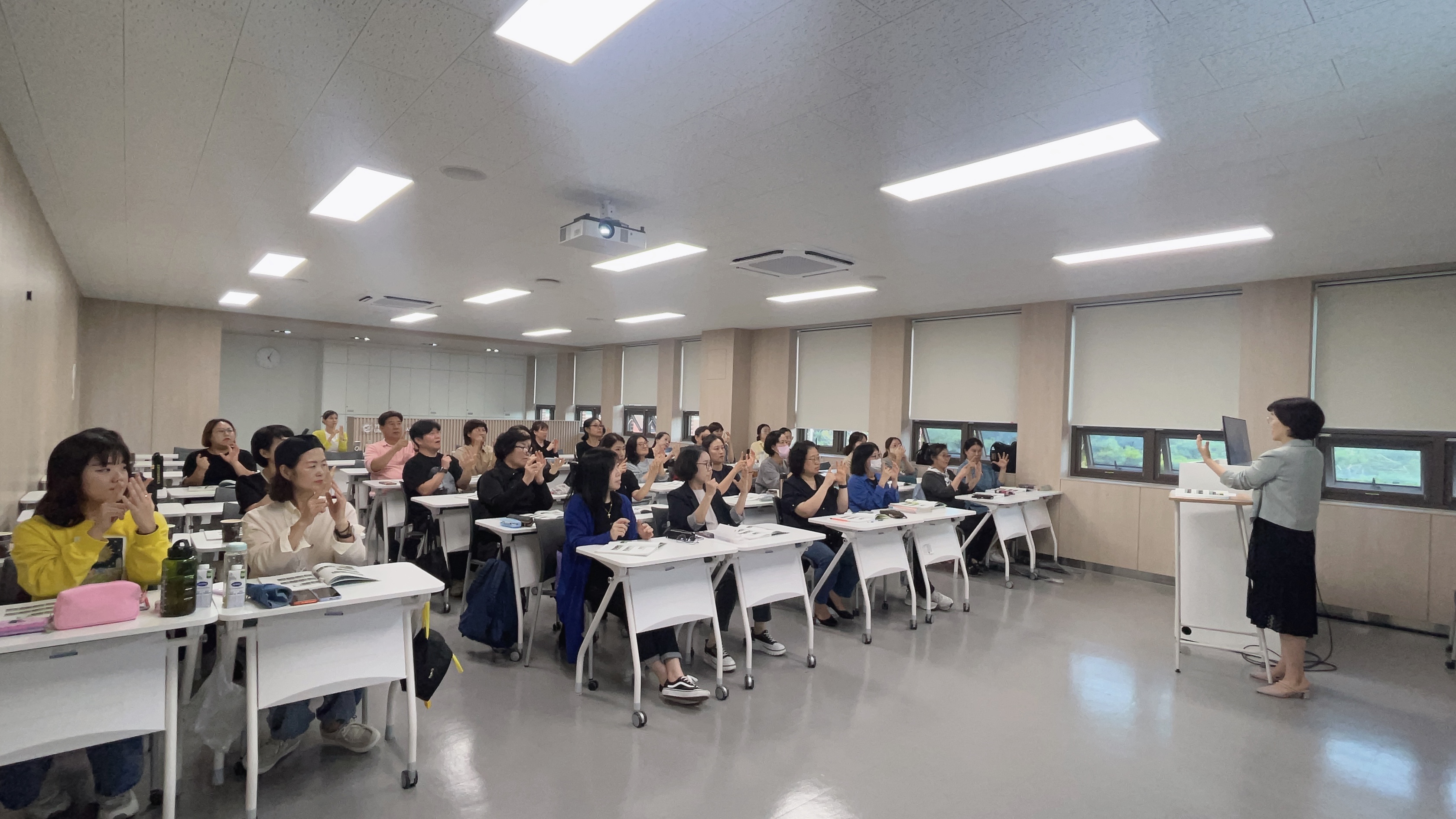 250920 수어 기초 과정 토요반 사진12.jpg