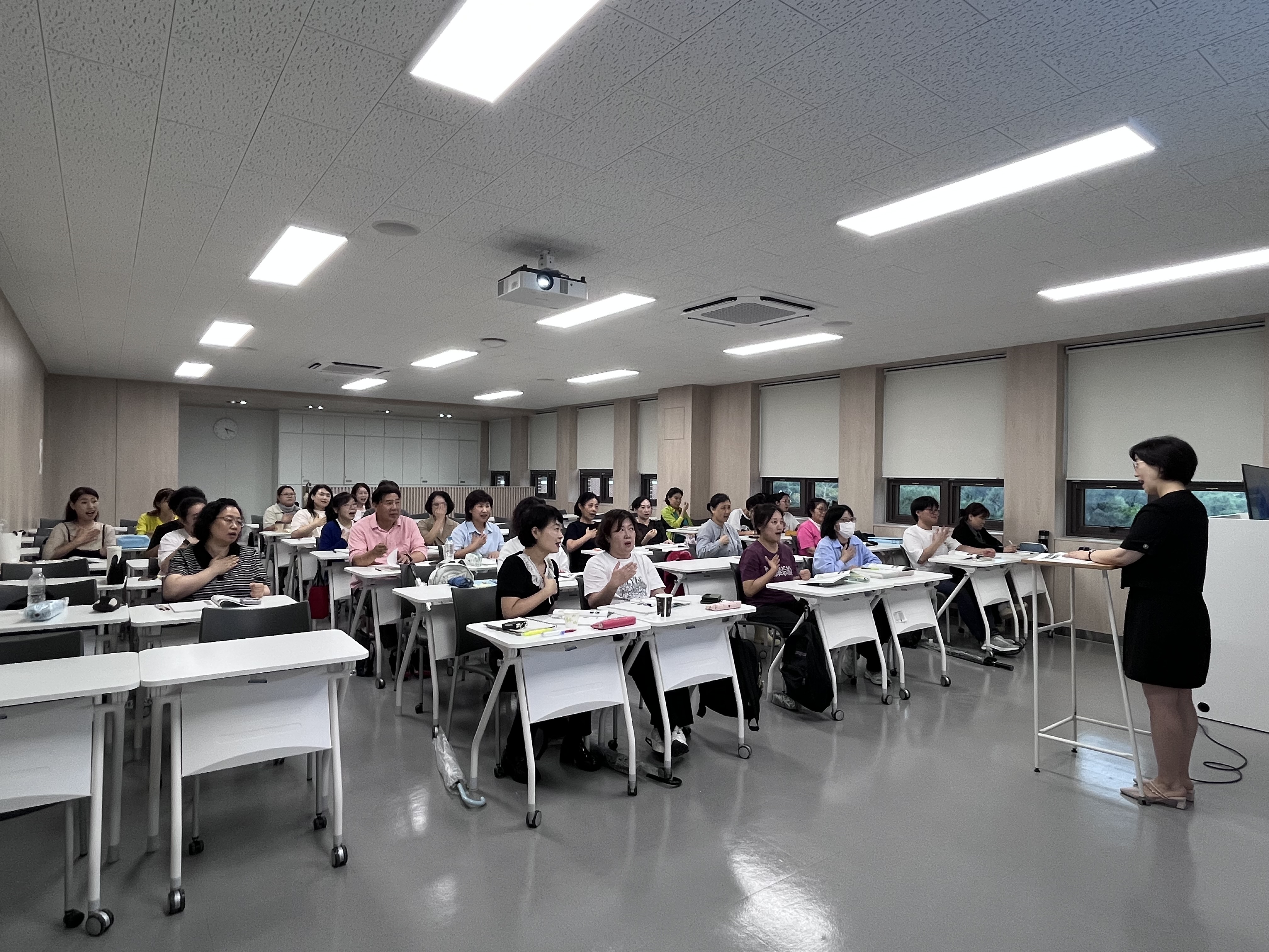 250913 수어 기초 과정 토요반 사진 16.jpg