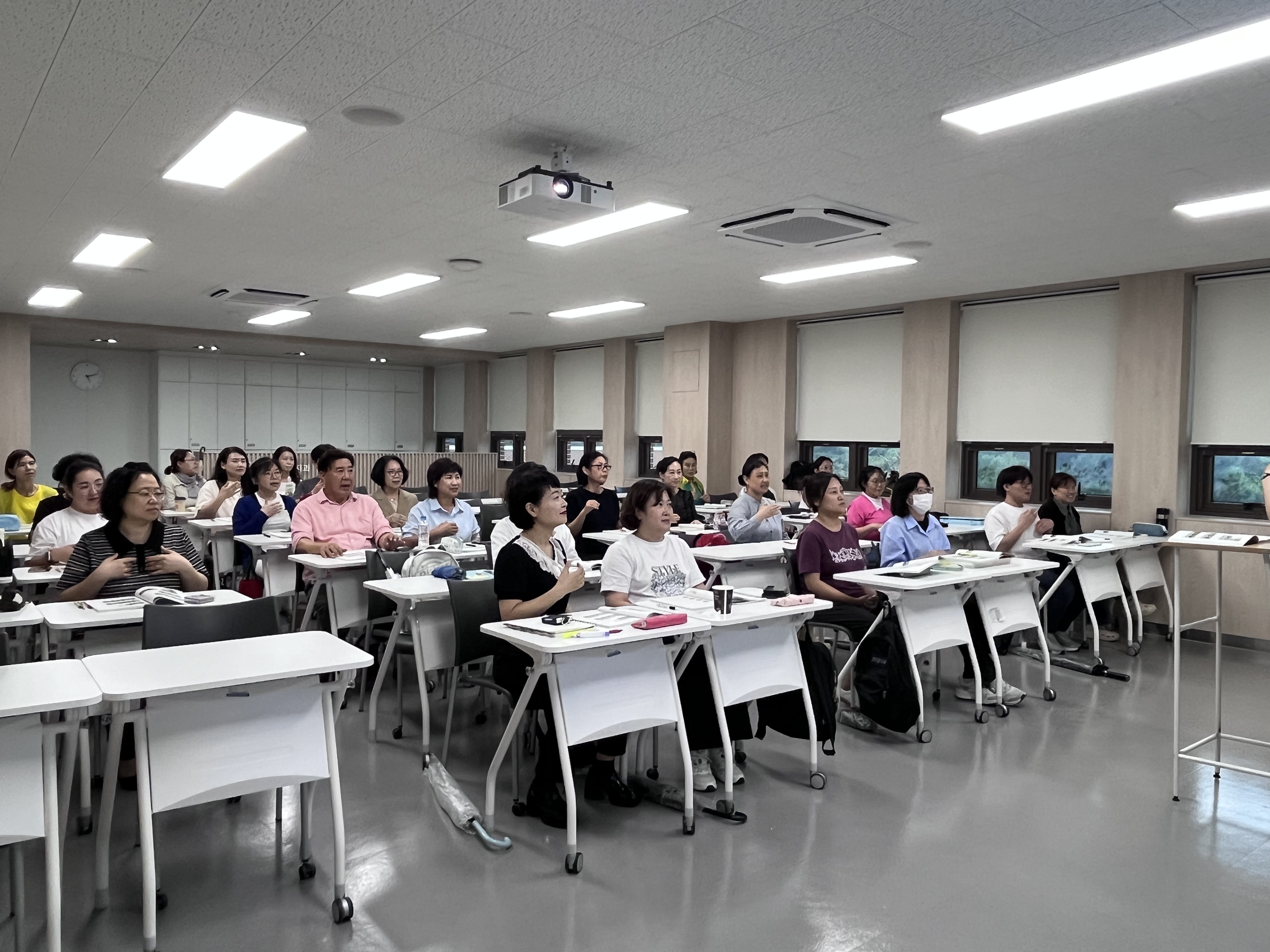 250913 수어 기초 과정 토요반 사진 7.jpg