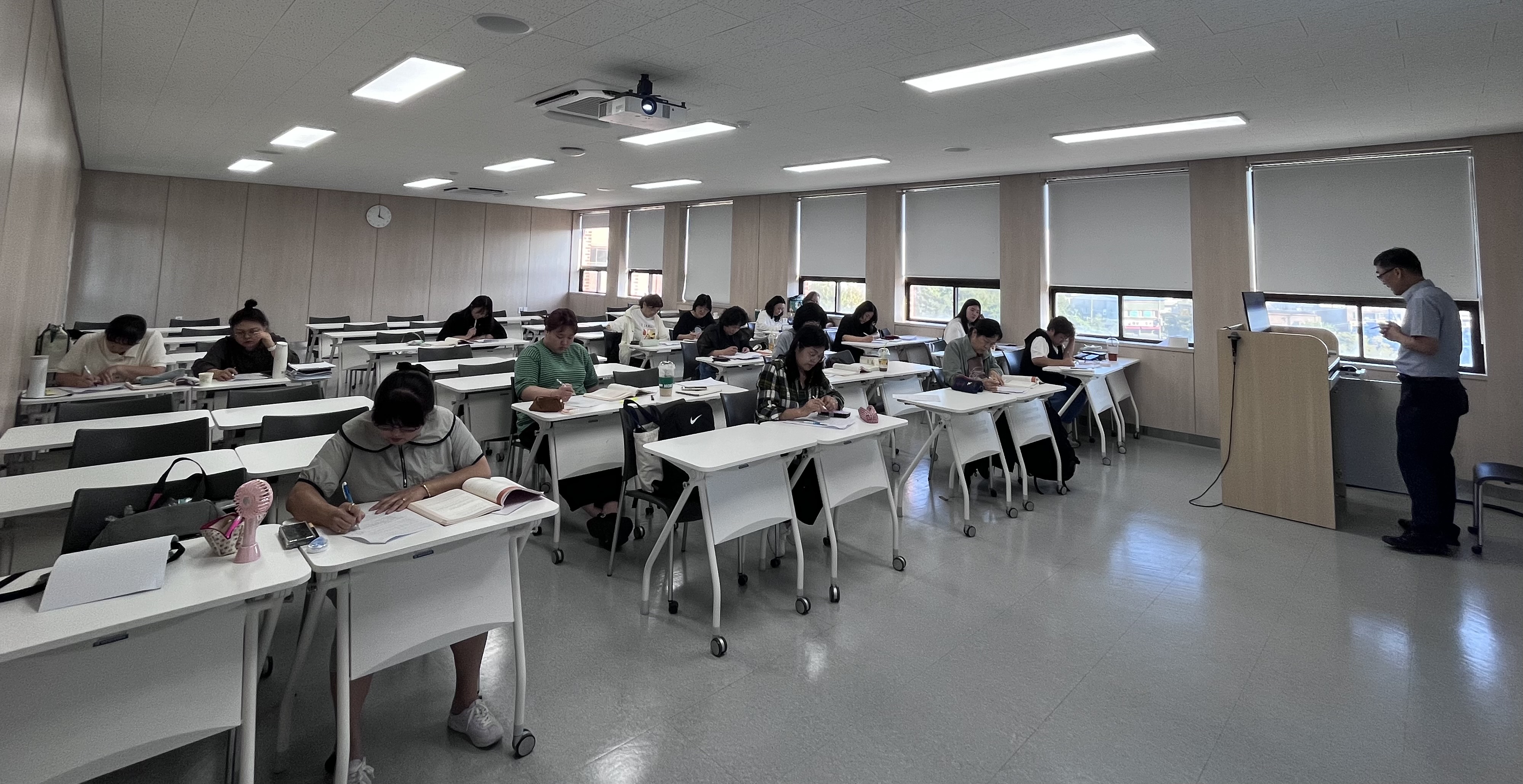 251011 1급 국가고시 대비반 사진 9.jpg